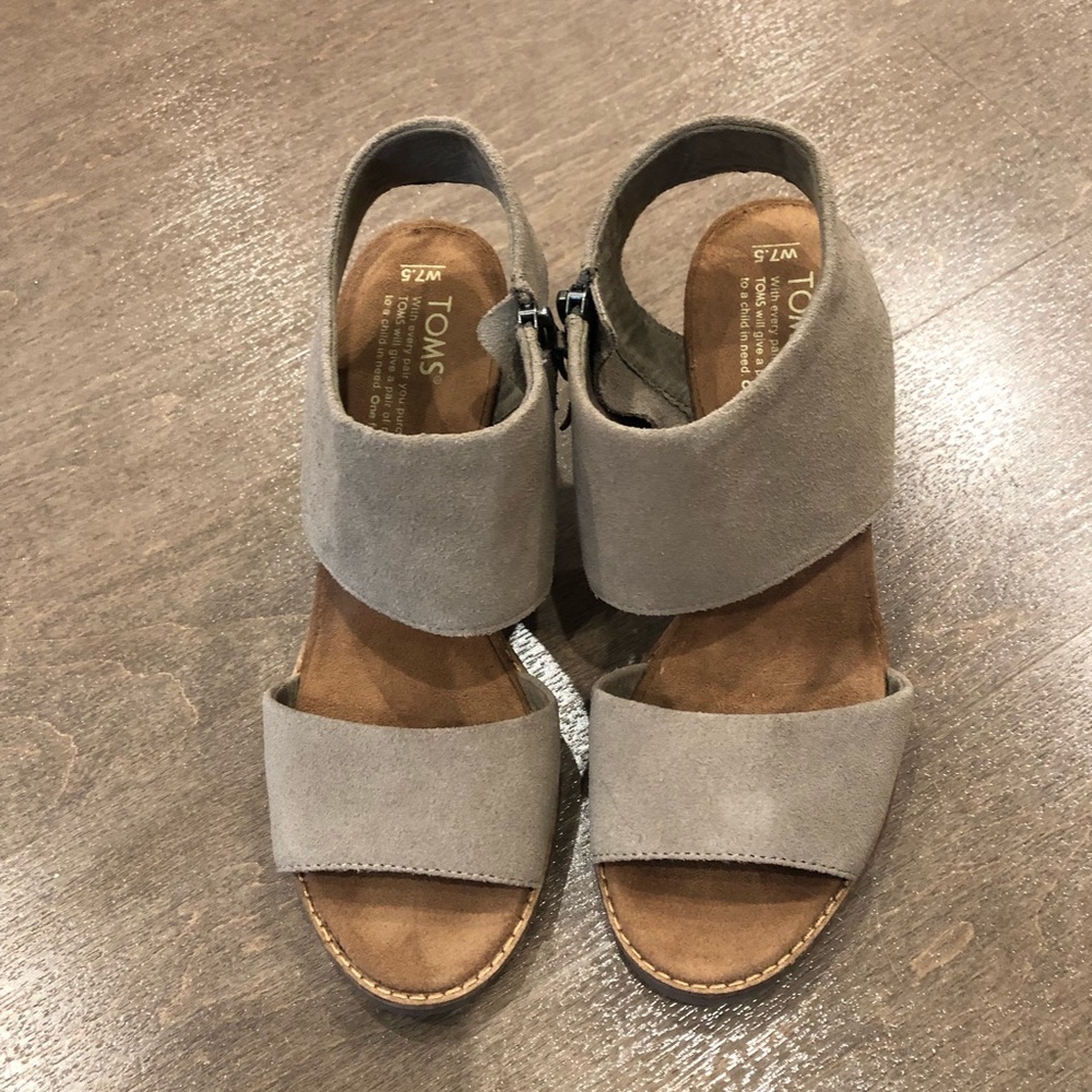 New TOMS 7.5 Shoes
